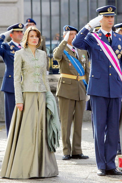Letizia d'Espagne en ensemble vert avec une veste &agrave; motifs manches longues et une jupe &eacute;vas&eacute;e en satin