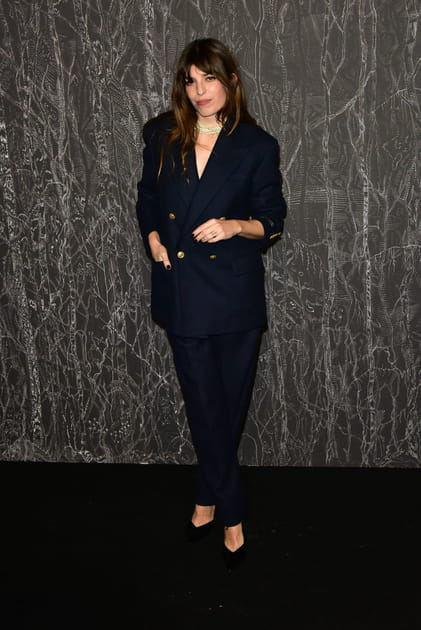 Lou Doillon en costume bleu marine