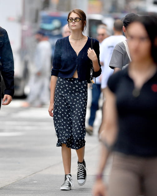 Kaia Gerber en jupe midi et cardigan boutonné