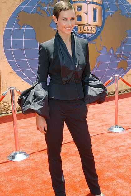 Cécile de France en tailleur noir chic