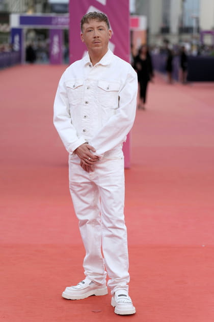 Eddy de Pretto en ensemble blanc Kenzo