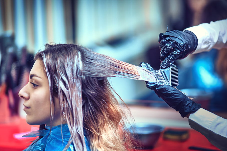 Cheveux : évitez d'utiliser les produits décolorants à la maison