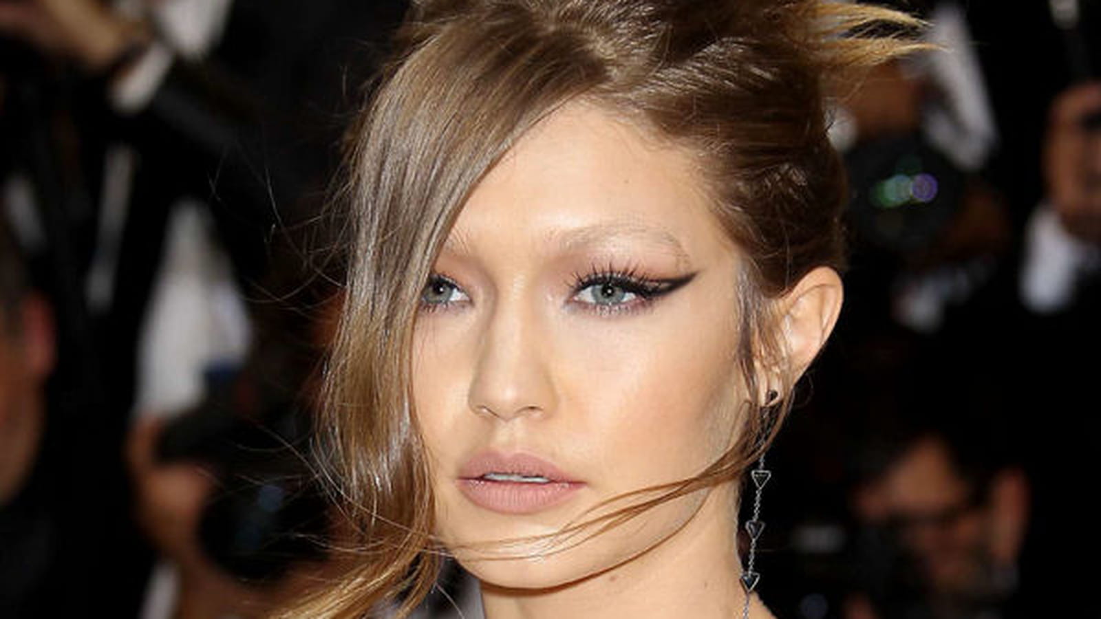 Le cat eye graphique de Gigi Hadid
