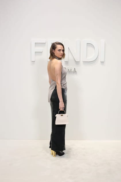 Cara Delevingne en haut drap&eacute; gris et pantalon noir au d&eacute;fil&eacute; Fendi printemps-&eacute;t&eacute; 2024