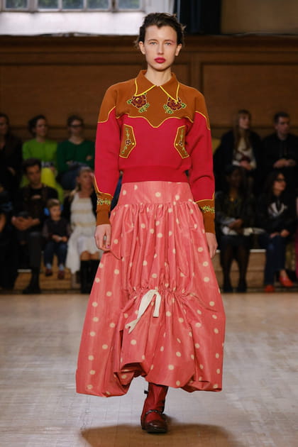 Jupe imprim&eacute;e et pull brod&eacute; aper&ccedil;us sur le d&eacute;fil&eacute; Molly Goddard