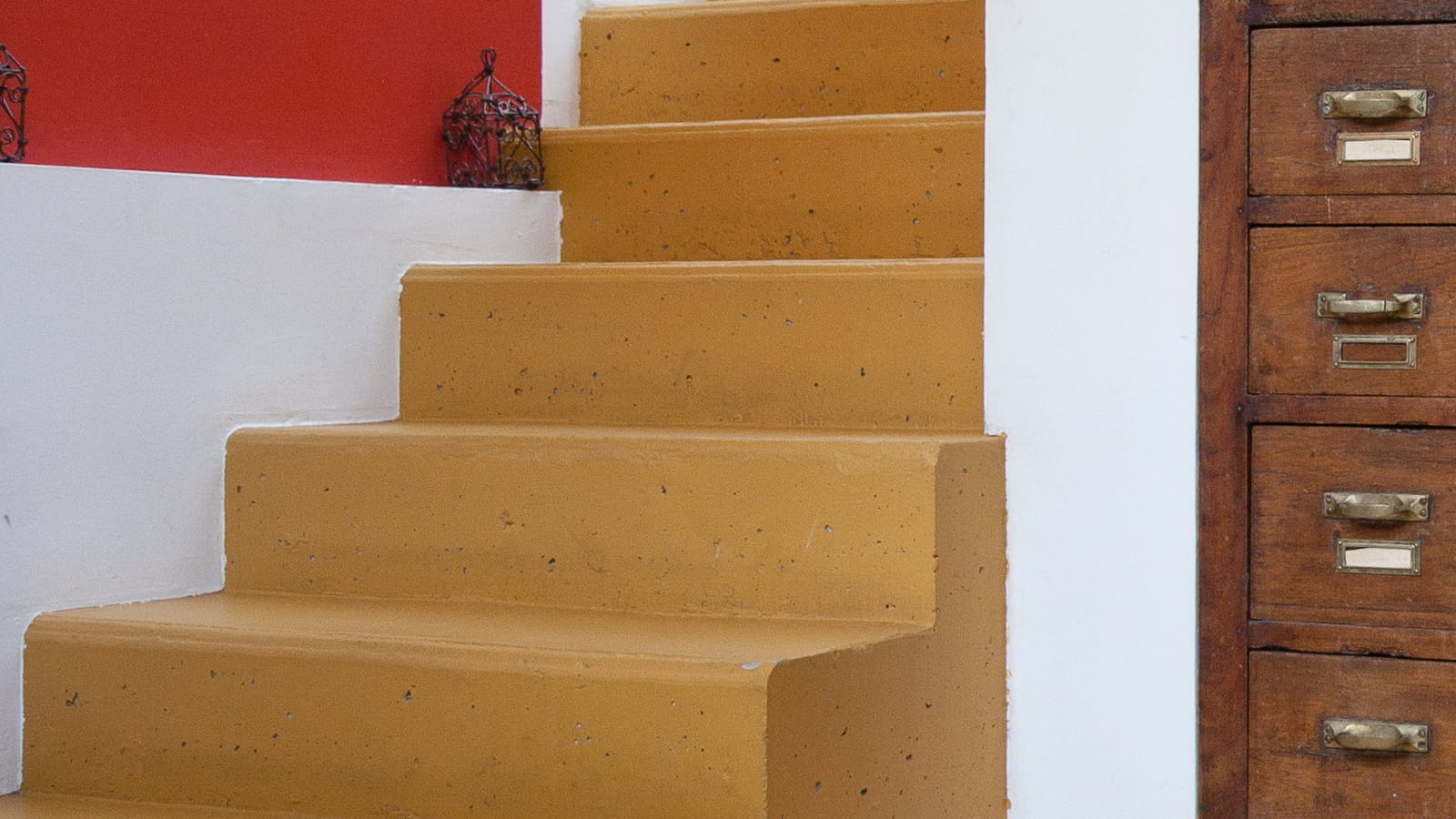 Escalier en béton jaune
