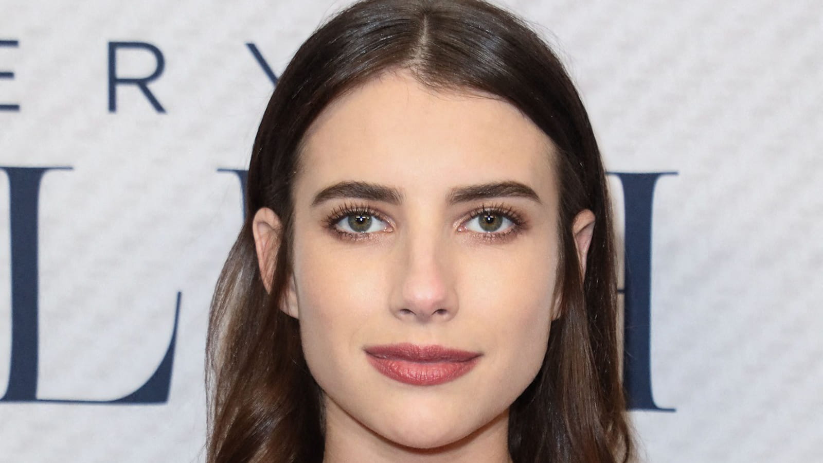 Emma Roberts en brune