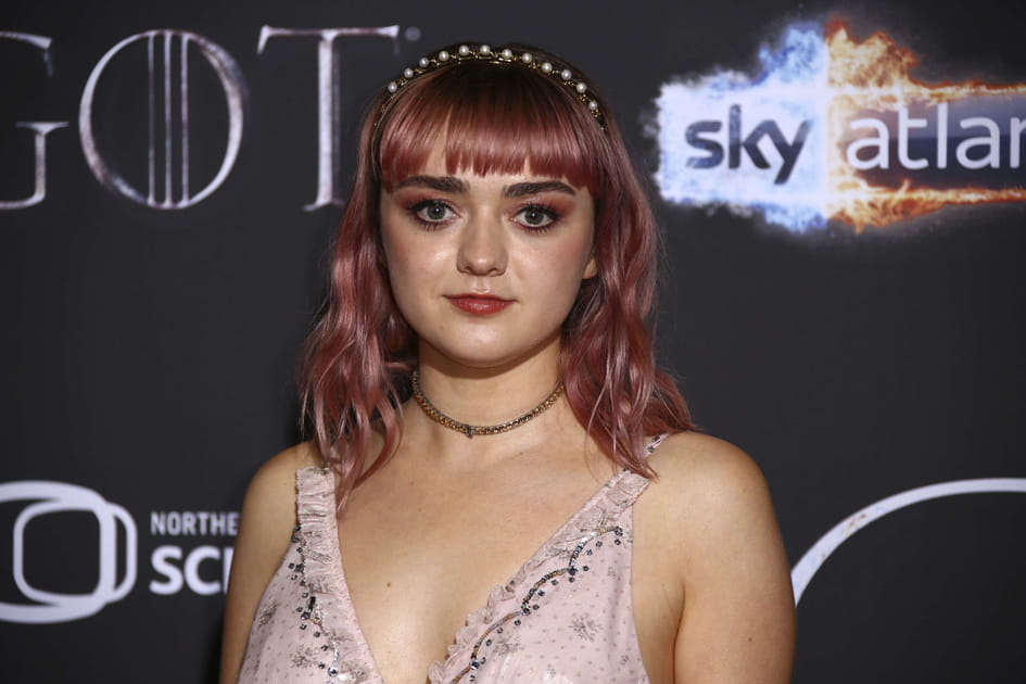 Maisie Williams avec un serre-t&ecirc;te dor&eacute; &agrave; perles