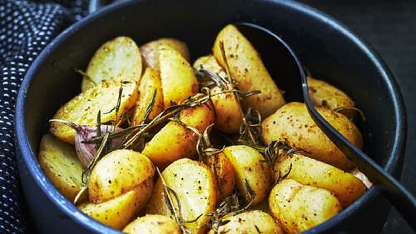 Pommes de terre primeurs rôties au sel fumé