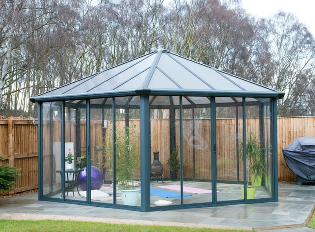 Une tonnelle de jardin ferm&eacute;e