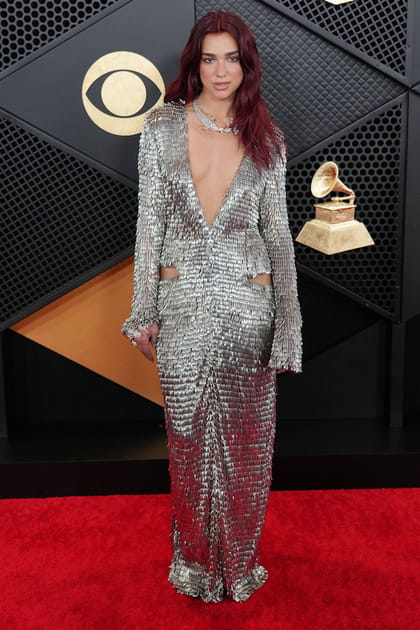 Dua Lipa en robe à sequins argentés Courrèges