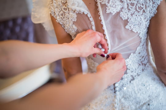 Pour fermer les boutons de votre robe de mari&eacute;e en un rien de temps, utilisez cet accessoire &agrave; cheveux