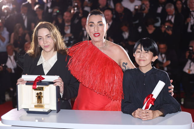 Gina Gammell, r&eacute;compens&eacute;e du prix de la Cam&eacute;ra d'Or pour "War Pony" et Chie Hayakawa, r&eacute;compens&eacute;e de la mention sp&eacute;ciale de la Cam&eacute;ra d'or pour "Plan 75" posent avec Rossy de Palma