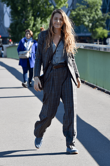 Blake Lively en costume &agrave; carreaux