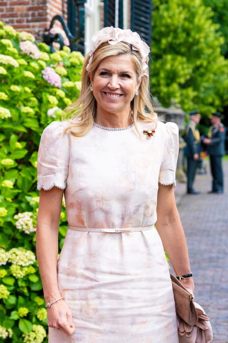 Maxima-Pays-Bas-couronne-fleurs