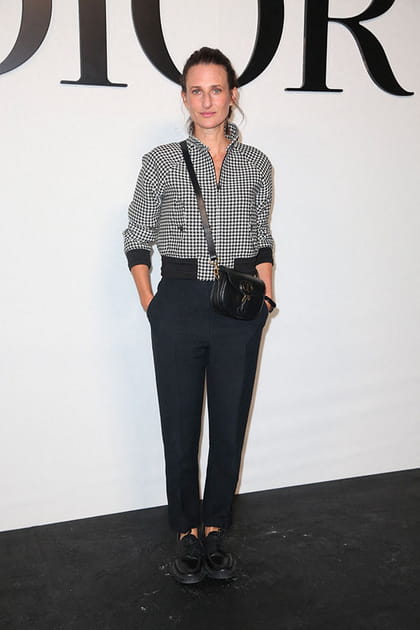 Camille Cottin en pantalon bleu marine et veste courte à motifs