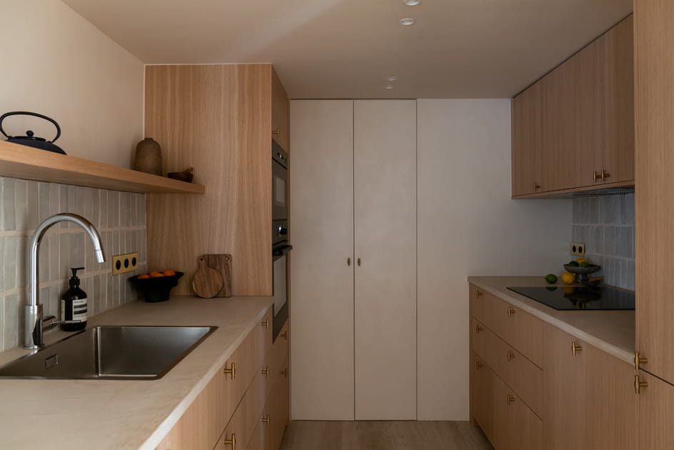 Apr&egrave;s&nbsp;: une cuisine tr&egrave;s fonctionnelle dans les tons clairs