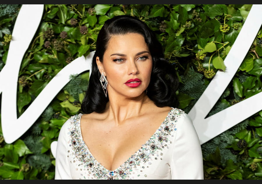 La bouche color&eacute;e d'Adriana Lima