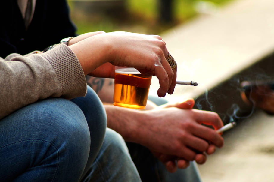 La France est-elle trop souple sur le tabac et l'alcool ?