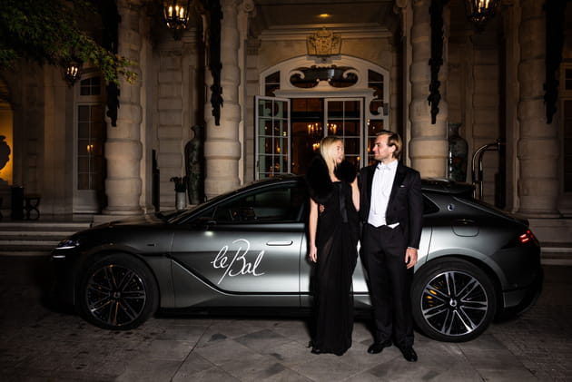 Bal des Débutantes : Eliza Lindroth et le comte Nicolas Guy Quirot de Poligny sortent de la voiture