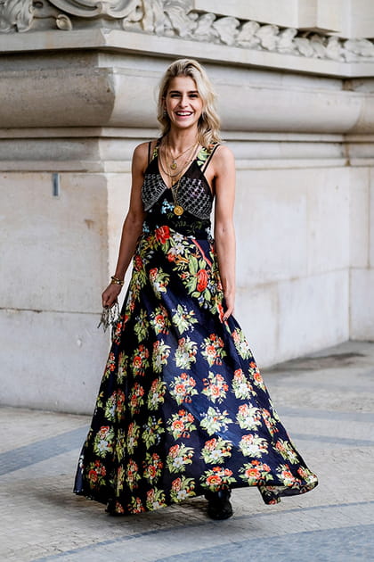 Caroline Daur en robe imprimée à fines bretelles Paco Rabanne