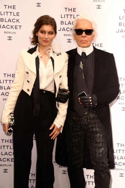 Laetitia Casta en blazer court &eacute;cru et pantalon de costume noir Chanel