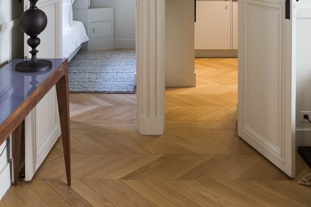 Du parquet point de Hongrie dans les espaces de circulation