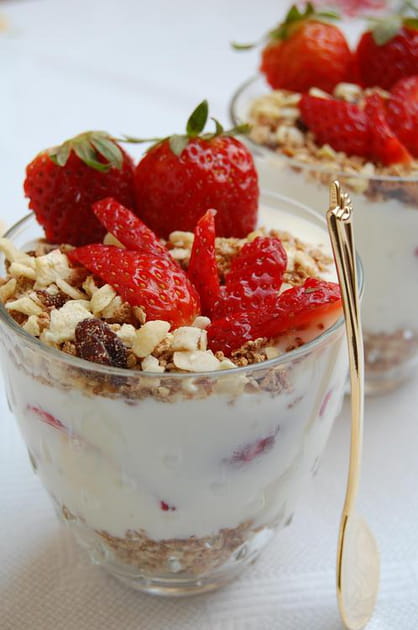 Dessert minceur : verrine au fromage blanc, c&eacute;r&eacute;ales et fraises