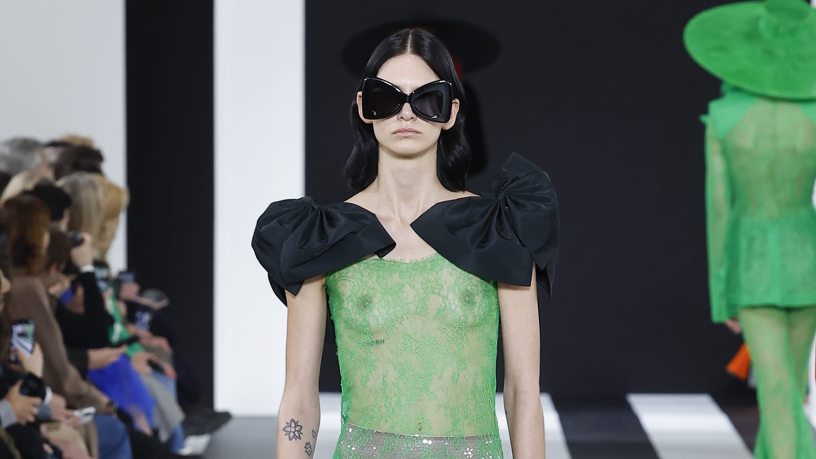 Look 16