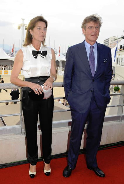 Caroline de Monaco en n&oelig;ud papillon, chemise blanche et pantalon noir