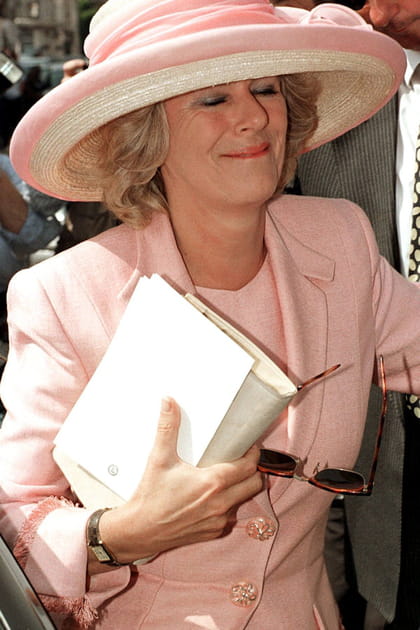 Camilla Parker-Bowles en tailleur rose pastel et pochette ivoire