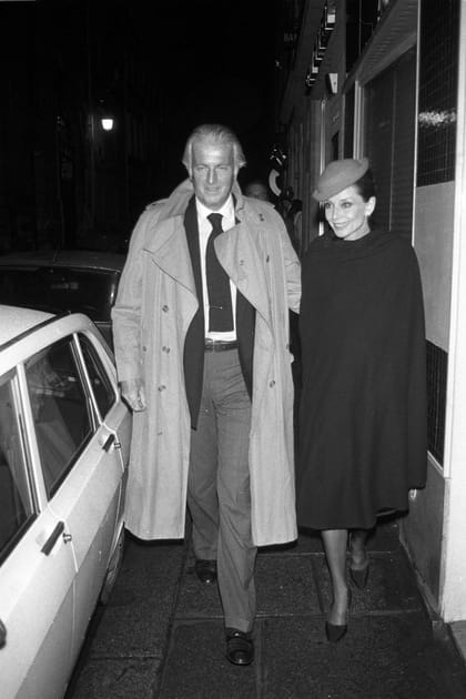 Audrey Hepburn en cape noire