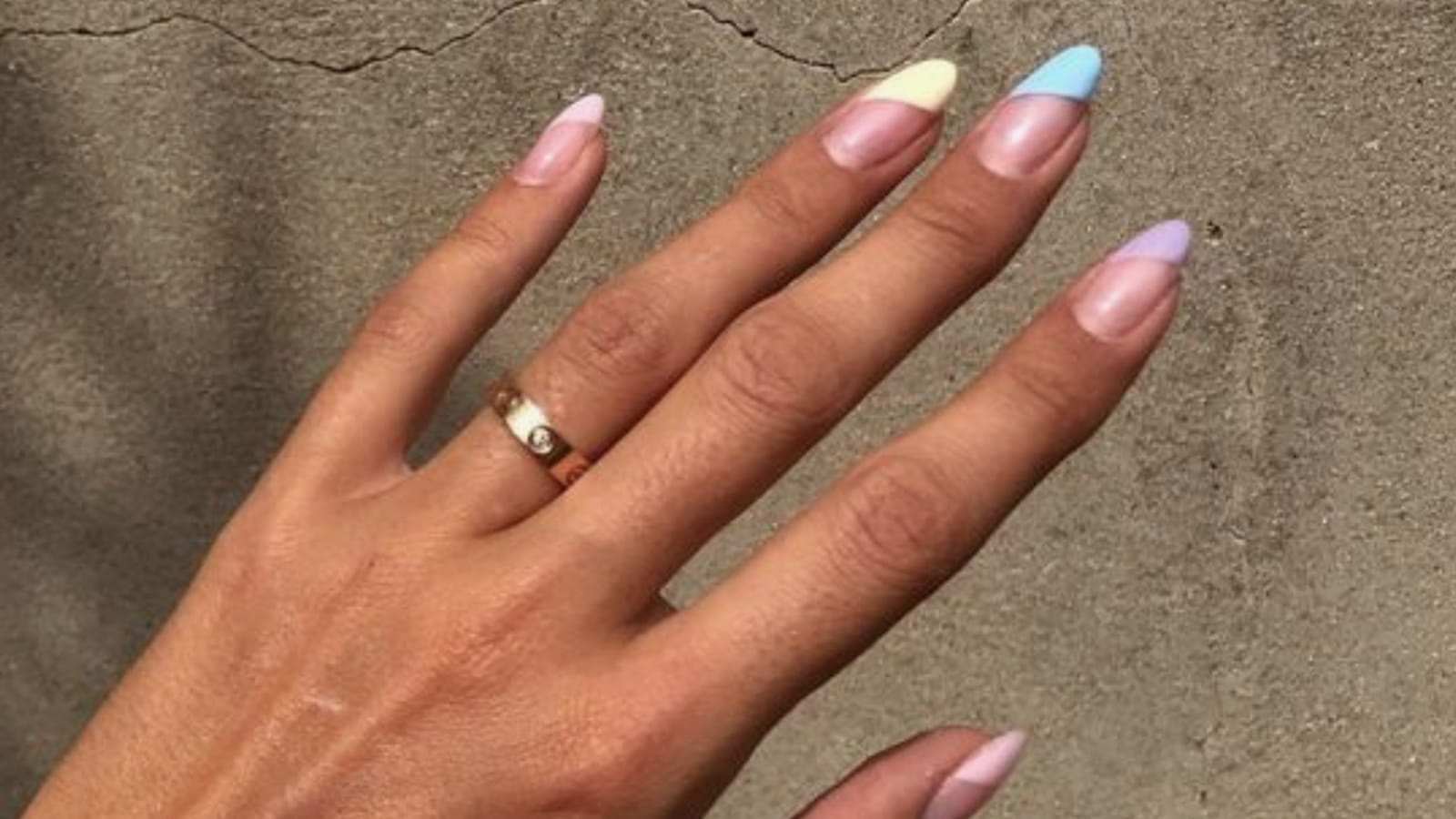Une manucure multicolore asymétrique