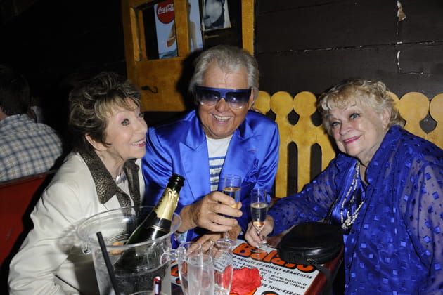 Marthe Mercadier trinque avec Michou et Perrette Souplex en 2011