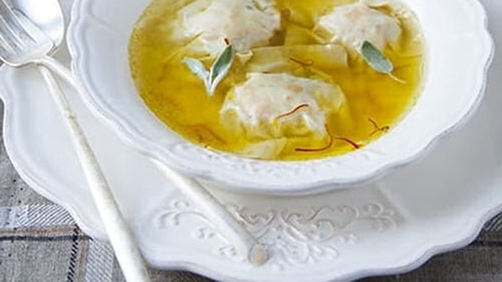 Ravioles de tofu fumé, butternut et sauge en bouillon safrané