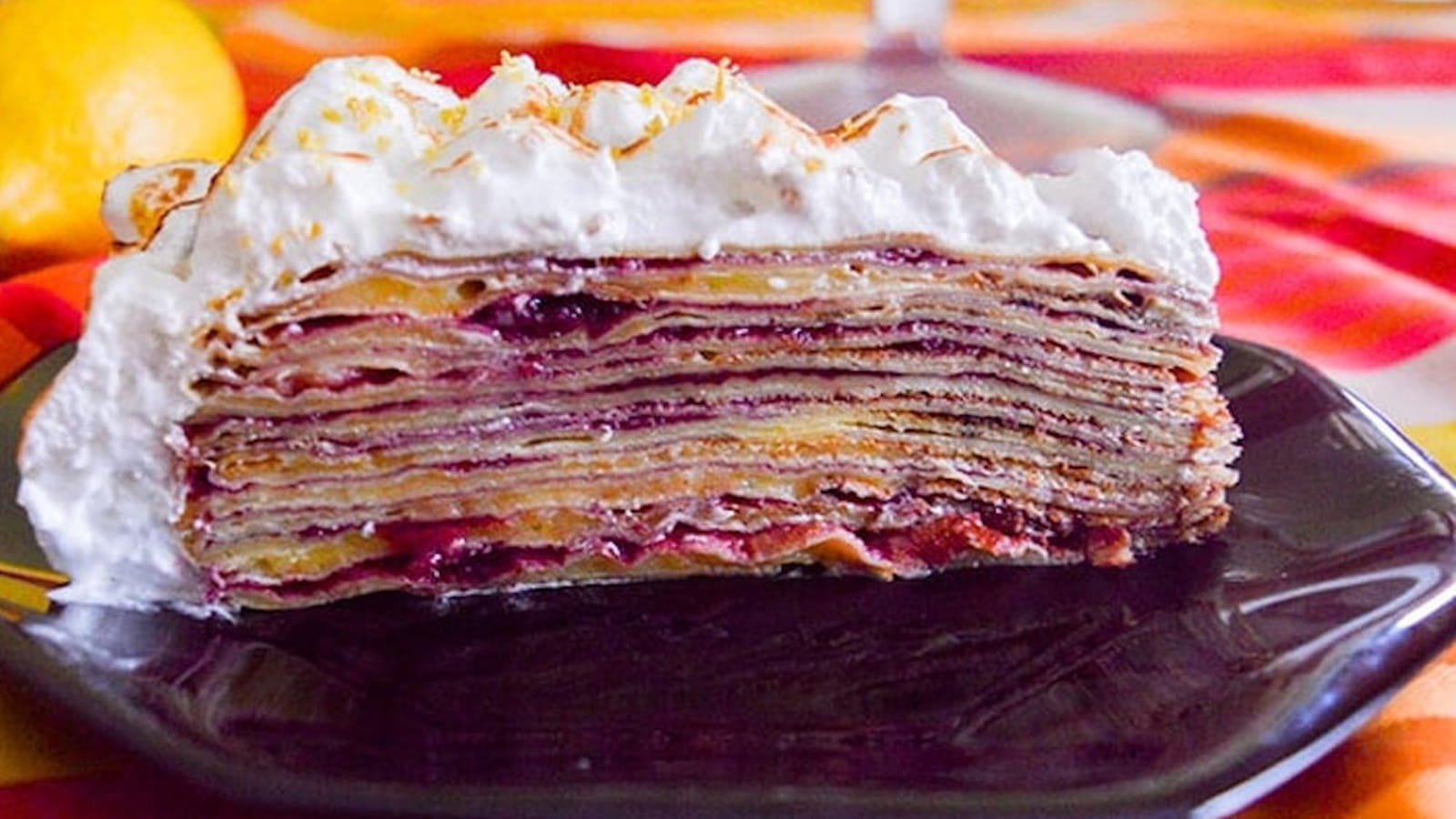 Gâteau de crêpes citron, cassis & framboises