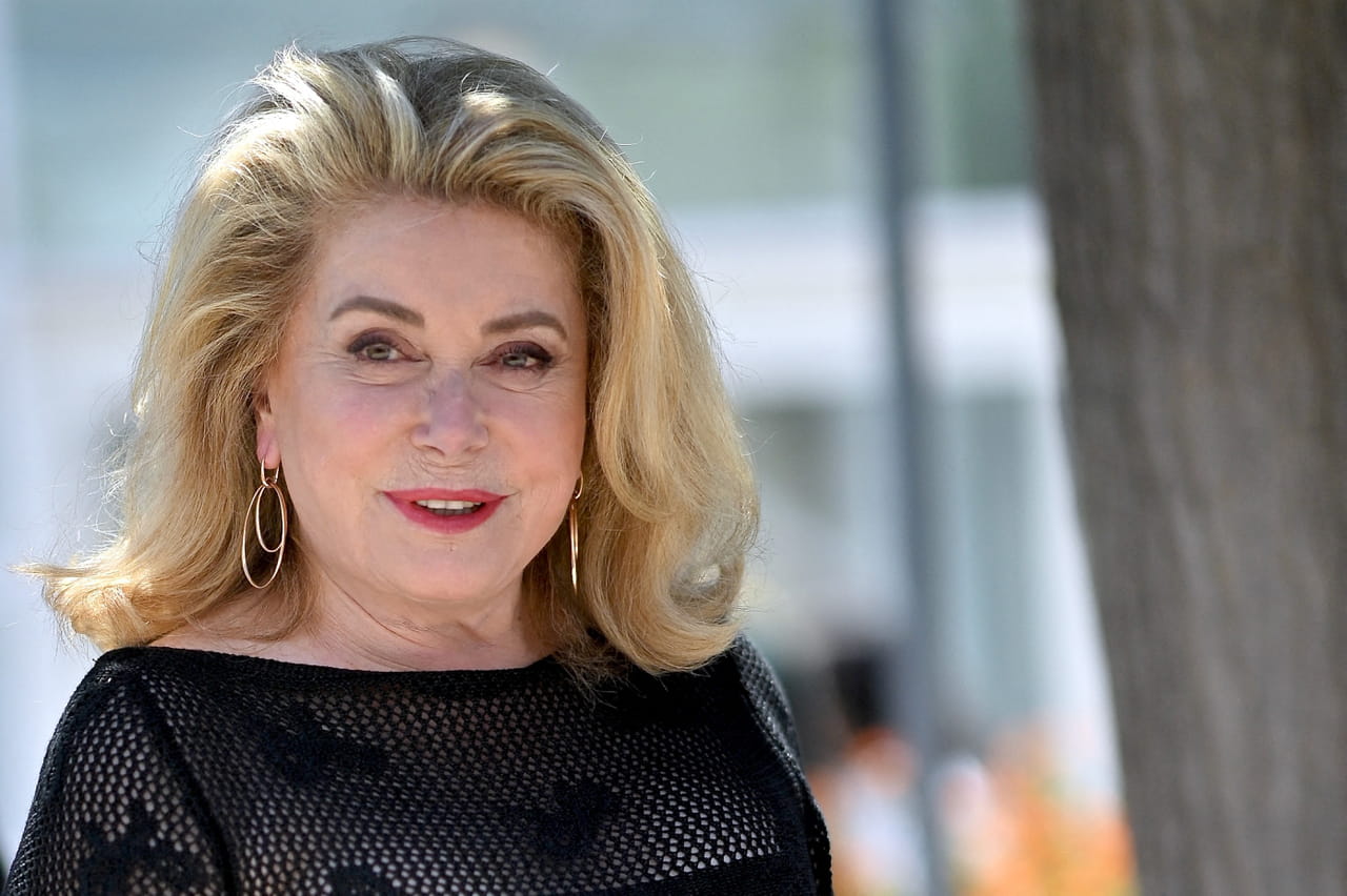 Ã€ 81Â ans, Catherine Deneuve jure encore par cette paire de talons validÃ©e par le docteur...