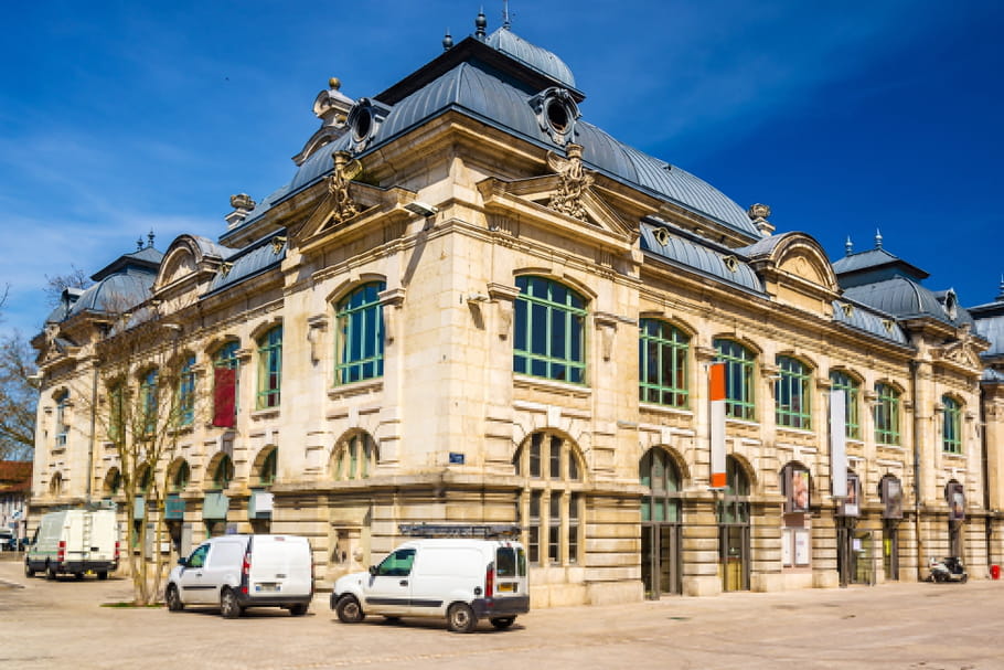 Trop de femmes aux postes de direction : le maire de Bourg-en-Bresse sanctionné