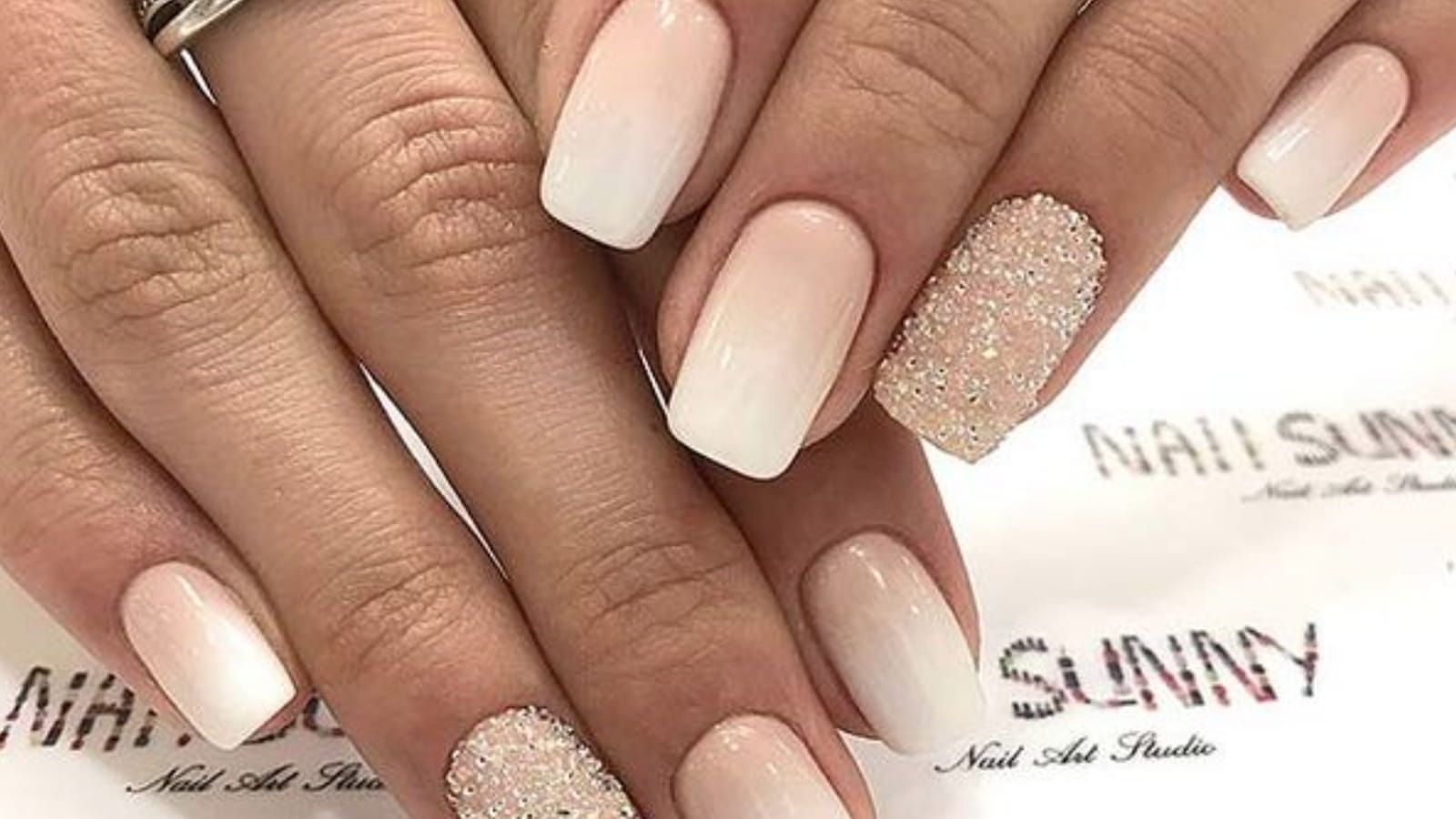Une manucure Babyboomer avec un ongle glitter