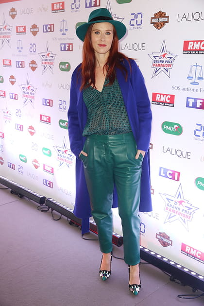 Audrey Fleurot en haut en maille et pantalon en cuir