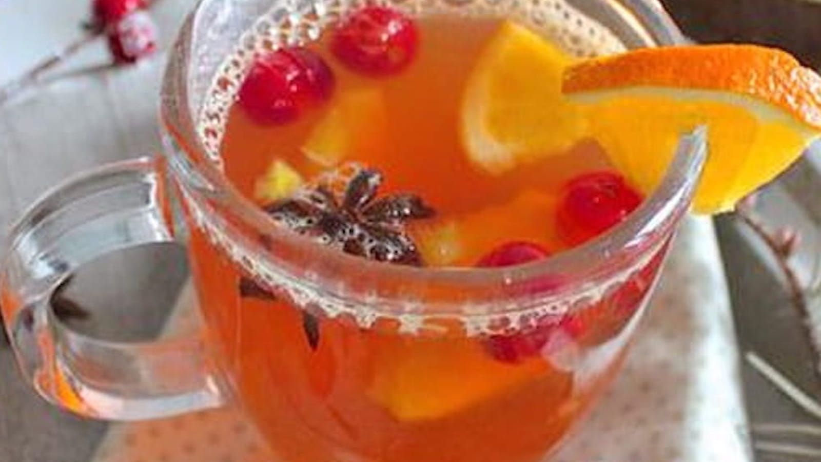 Vin blanc chaud épicé de Noël