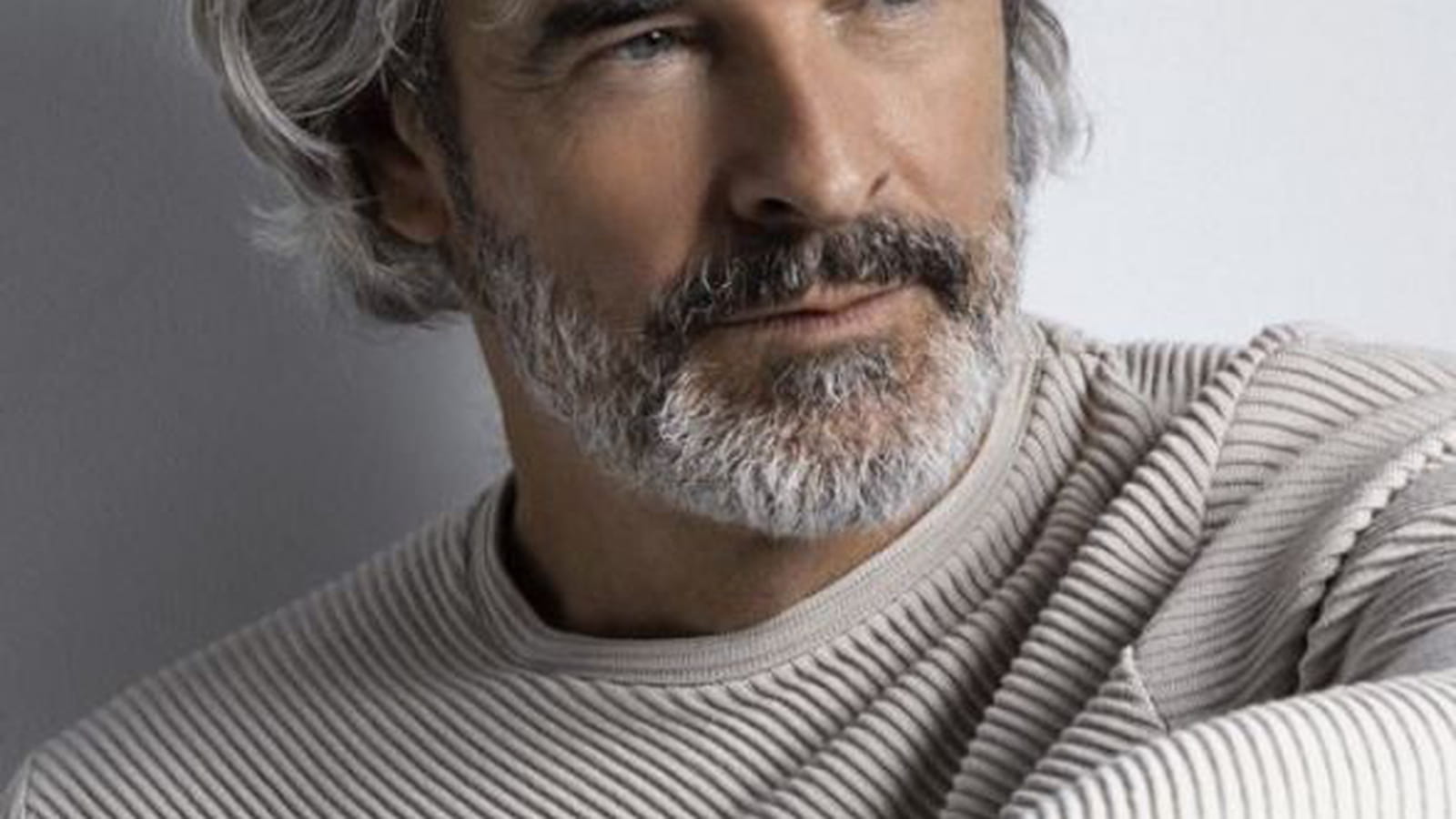 Les cheveux mi-longs gris