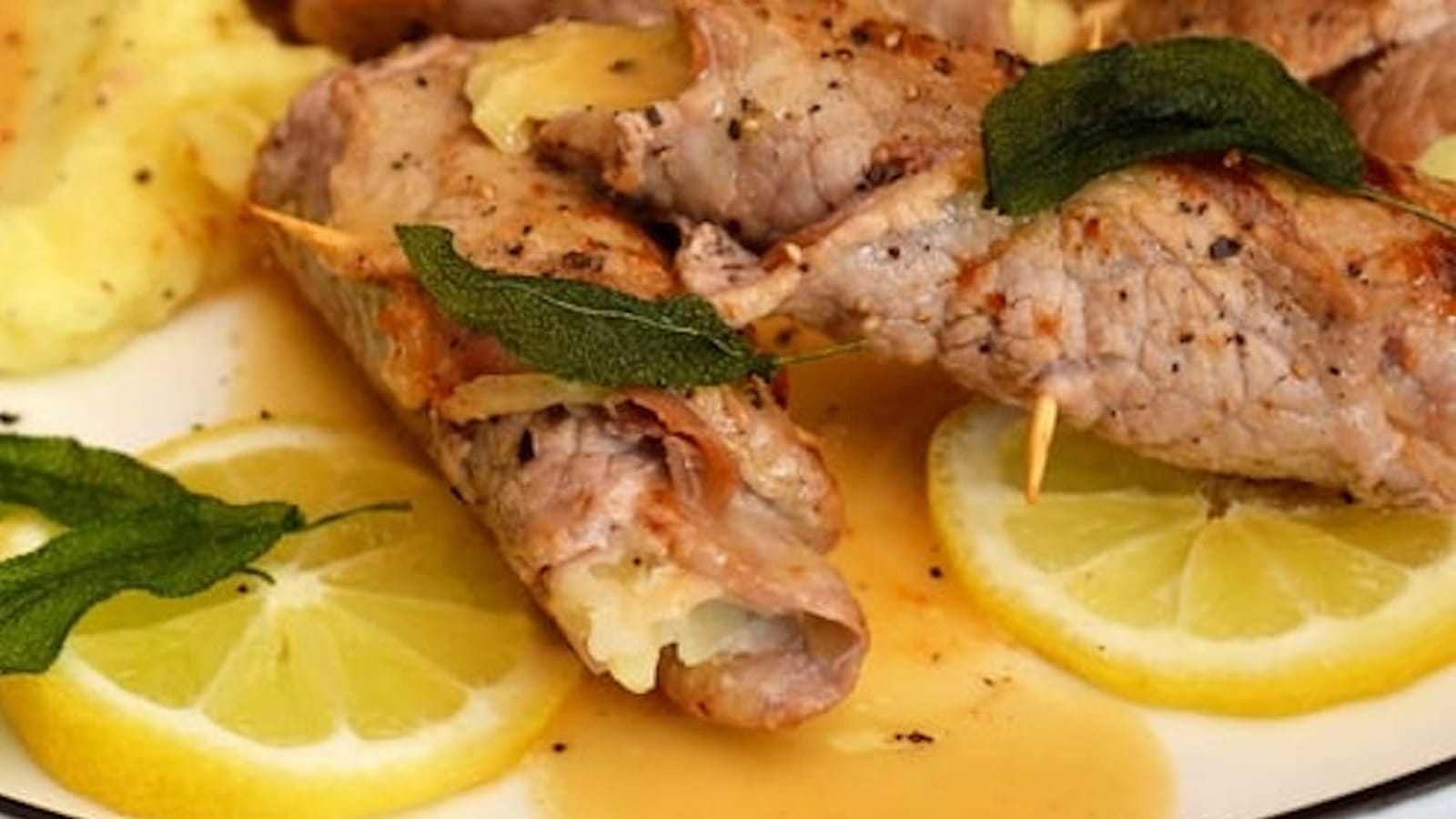 Involtinis de veau au jambon cru et mozzarella, sauce au citron et sauge frite