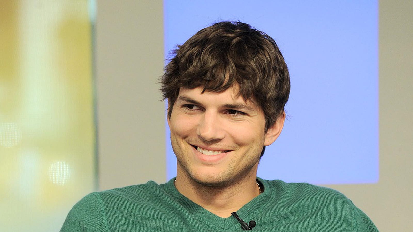 Ashton Kutcher, cheveux courts
