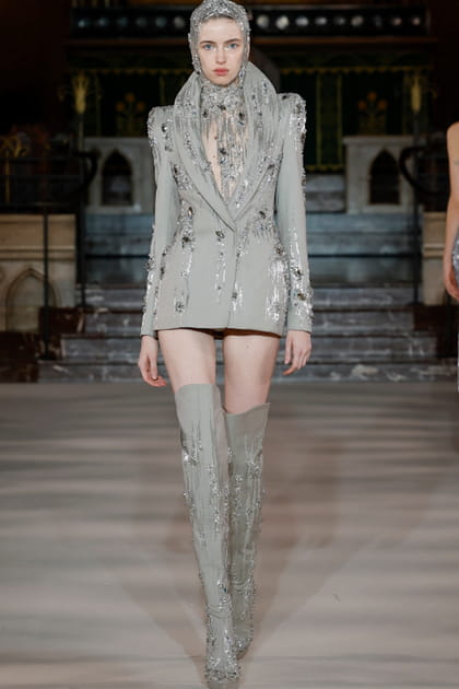 Veste courte argentée et cuissardes aperçues sur le défilé Gaurav Gupta