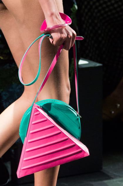 Les sacs g&eacute;om&eacute;triques du d&eacute;fil&eacute; Jeremy Scott