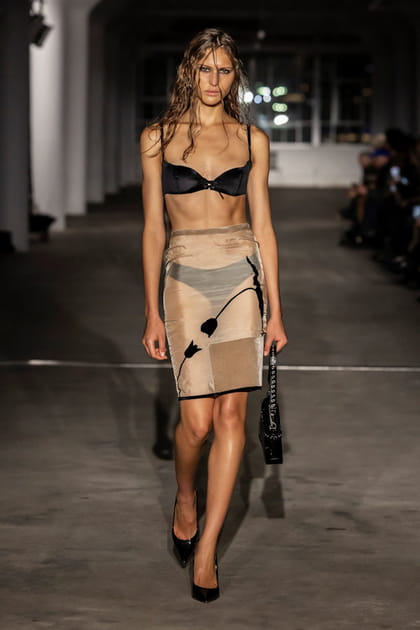 Jupe crayon transparente et soutien-gorge noir aper&ccedil;us sur le d&eacute;fil&eacute; Ludovic de Saint Sernin