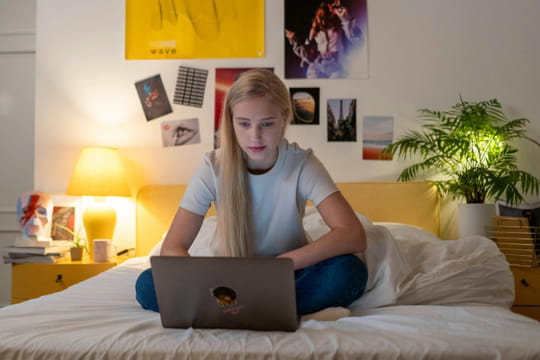 Ce comportement chez l'ado est le signe d'un vrai mal-&ecirc;tre - il se rep&egrave;re facilement