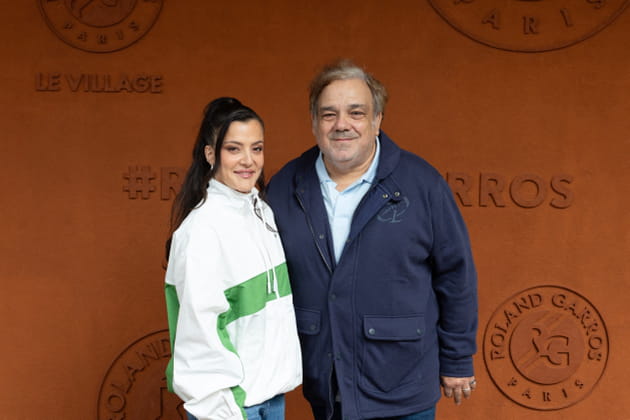 Camille Lellouche et Didier Bourdon posent ensemble au village de Roland-Garros