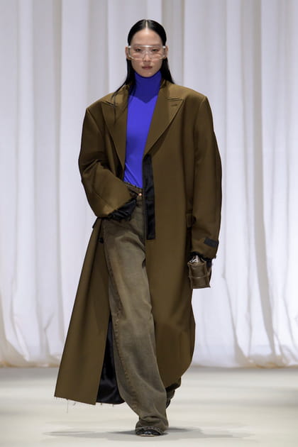 Manteau kaki, pull bleu &eacute;lectrique et jean oversize aper&ccedil;us sur le d&eacute;fil&eacute; MM6&nbsp;Maison Margiela